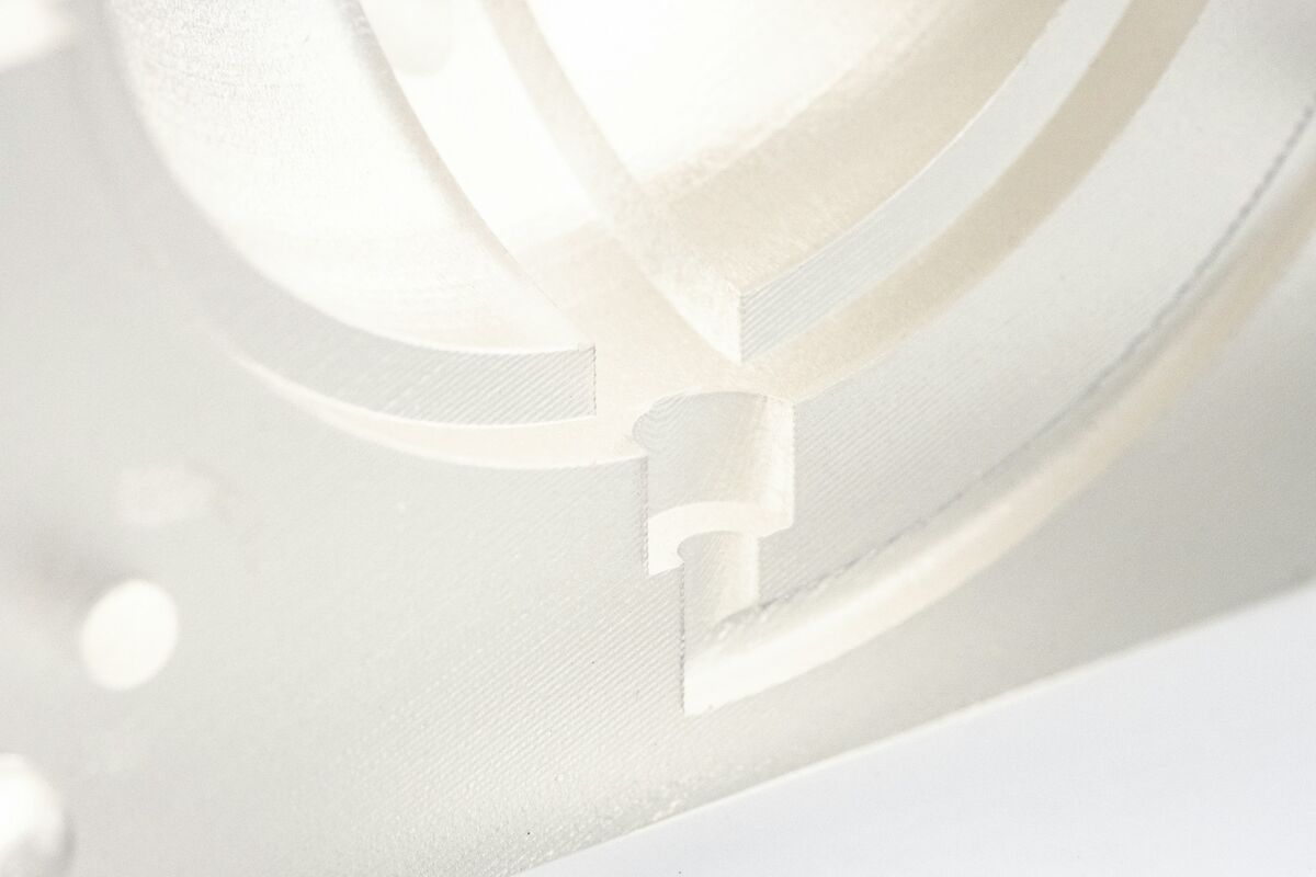 Detail bílého 3D tištěného technického dílu